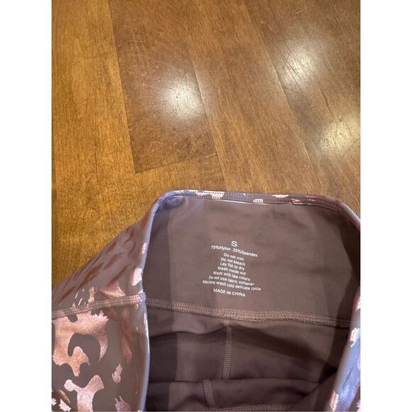Woman’s boutique, metallic leopard print workout pants size small new without ta - Picture 3 of 4